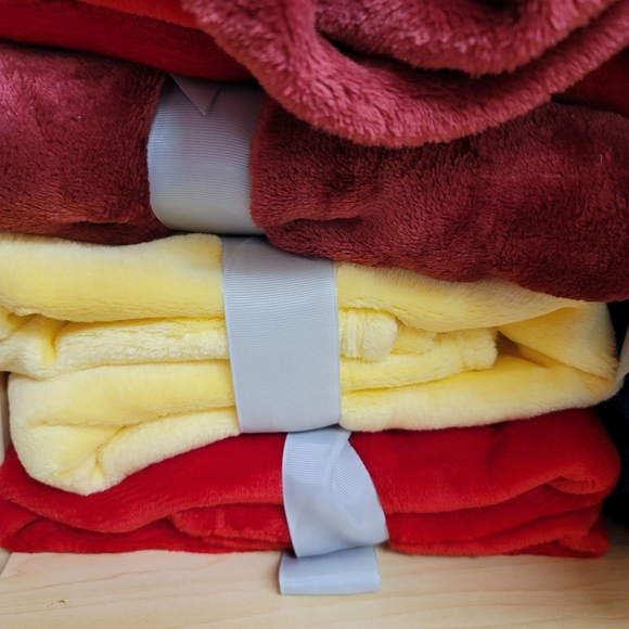 Baby blanket plush velvet like burgundy color - Picture 4 of 4